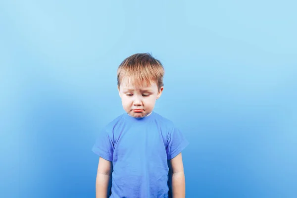 Αναστατωμένο θλιμμένο αγόρι στο μπλε φόντο — Φωτογραφία Αρχείου