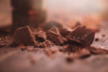 Ahşap masa üzerinde koyu çikolata