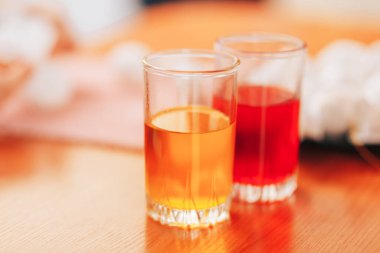 Paskalya 'ya hazırlanan kadın, peçetelerin yardımıyla yumurta boyuyor..