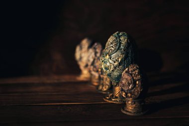 Kağıt hamurla süslenmiş Paskalya yumurtaları.