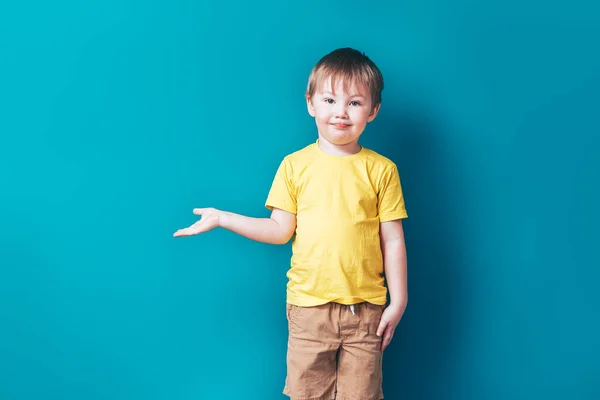 Μικρό αγόρι σε μπλε φόντο, έκπληκτος δείχνουν τα δάχτυλα — Φωτογραφία Αρχείου