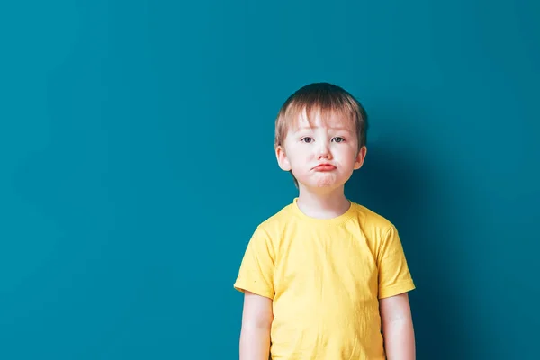 Üzgün ağlayan üzgün çocuk mavi arka planda — Stok fotoğraf
