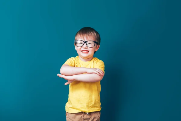 Kid boy show his hand up eager to answer question — Stock Photo, Image