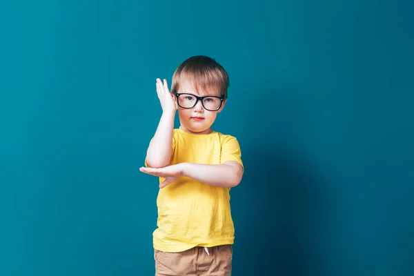 Kid boy show his hand up eager to answer question — Stock Photo, Image