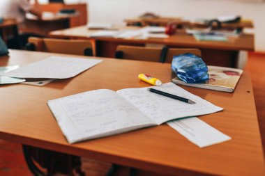 Okul malzemeleri, defterler.