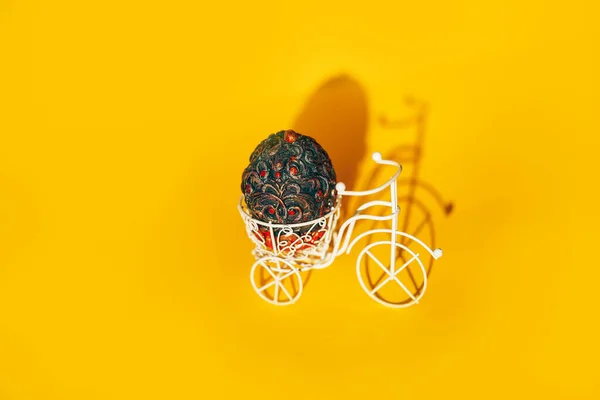 Vintage paaseieren op de fiets. Fiets retro foto — Stockfoto