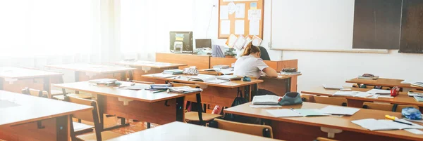 Soligt tomt klassrum — Stockfoto