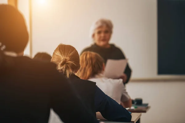 Estudiantes en la escuela en clase —  Fotos de Stock