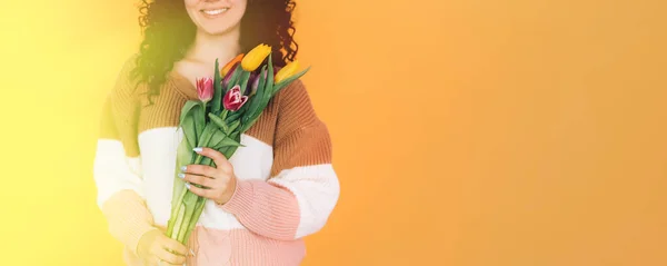 Молода красива дівчина тримає букет тюльпанів — стокове фото