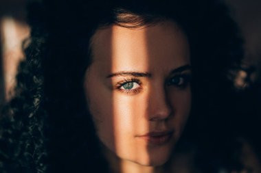 güzel bir kıvırcık kız