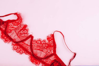 seksi kırmızı sütyen