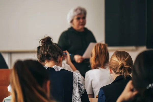 Studenter i skolan på lektion — Stockfoto