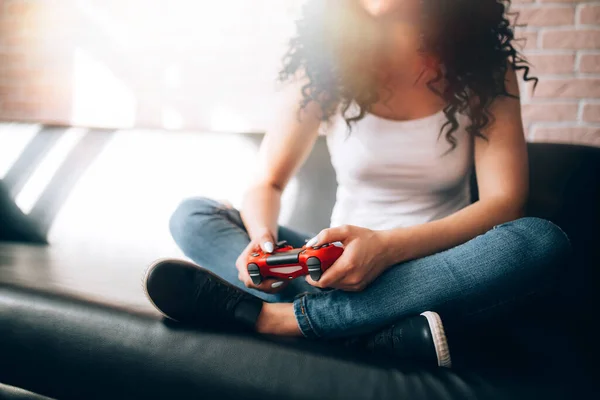 Chica juega videojuegos —  Fotos de Stock