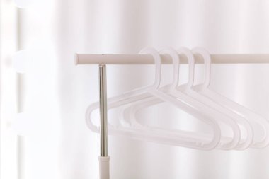 Şık beyaz askılar.