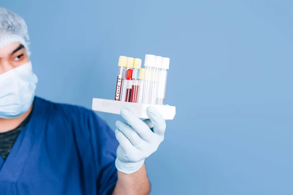 Médico segurando tubos de ensaio — Fotografia de Stock