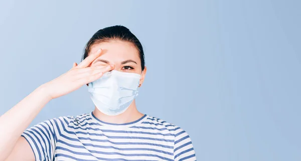 Chica Joven Tocándose Cara Con Las Manos Prevención Enfermedades Toque —  Fotos de Stock