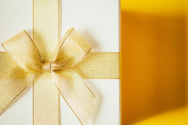 Белый Подарочная Коробка Золотым Бантом Желтом Фоне — стоковое фото
