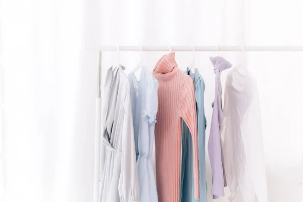 Kleding Hangend Aan Hangers Rekken Een Witte Kamer — Stockfoto