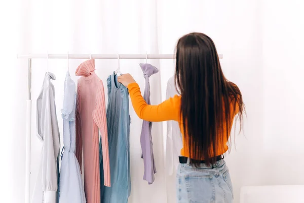 Girl chooses clothes — Stock Photo, Image