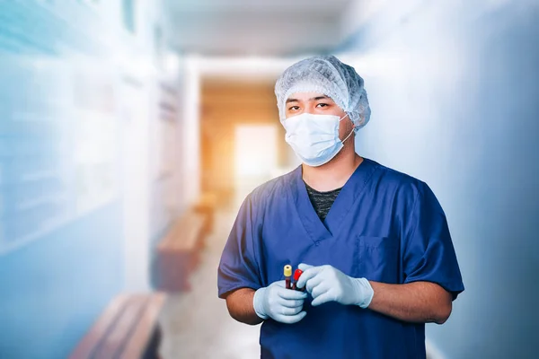 Лікар стоїть в лікарняному коридорі — стокове фото