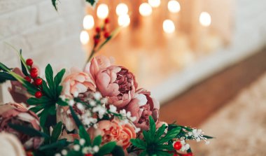 Mumları yanan güzel çiçekler.