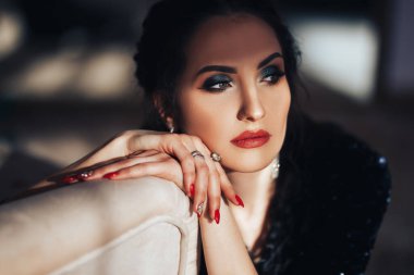 Zarif, şehvetli, lüks kadın.