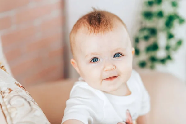 Küçük çok güzel bir kız bebek, kameraya bakıyor. — Stok fotoğraf