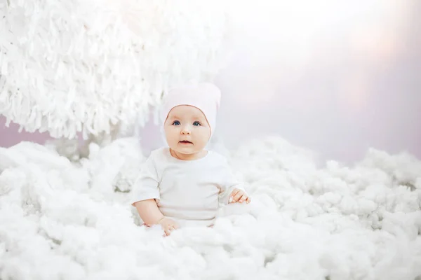 Kleines sehr schönes Mädchen, das in die Kamera schaut — Stockfoto