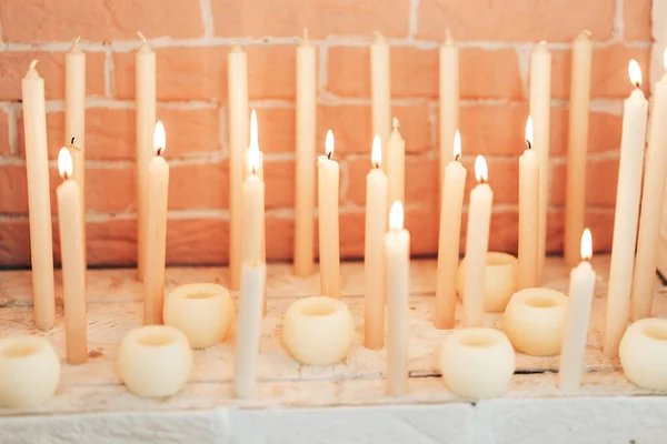 Candele accese. Molte candele che bruciano di notte . — Foto Stock