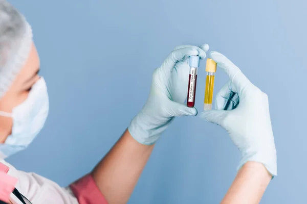 Médico segurando antídoto — Fotografia de Stock