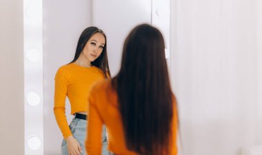 Kız aynanın önünde ayakta