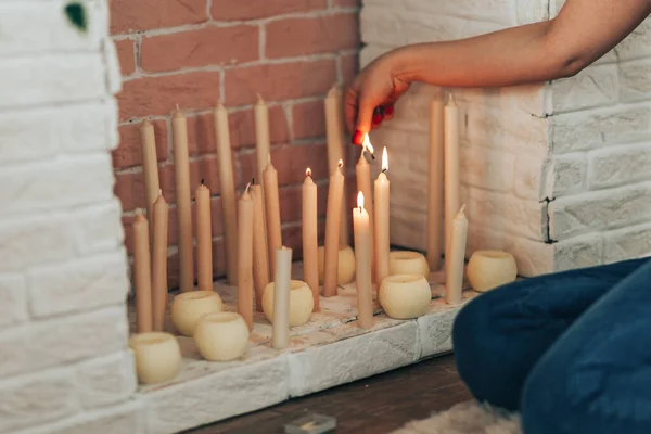 Candele accese. Molte candele che bruciano di notte . — Foto Stock