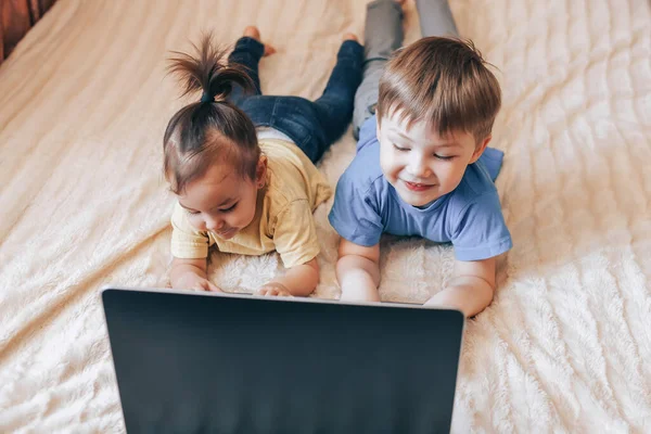 Niños sonrientes usando una computadora portátil — Foto de Stock