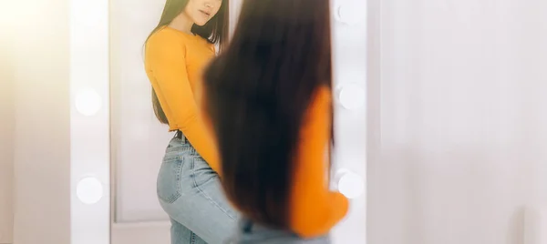 Meisje in spiegel permanent — Stockfoto