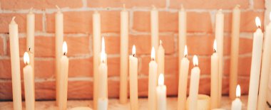 Mum yakıyorum. Geceleri bir sürü mum yanıyor..