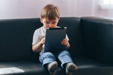 Tabletli küçük çocuk.