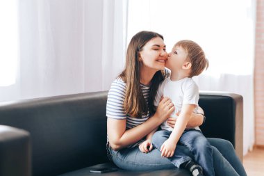 Anneyle oğul kucaklaşması.