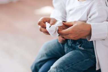 Anne ve bebek ellerini ovalıyorlar.