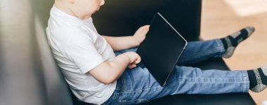 Tabletli küçük çocuk.