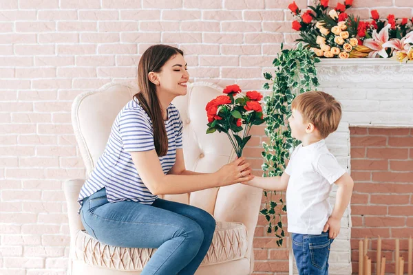 Anak itu memberikan karangan bunga yang indah untuk ibu — Stok Foto