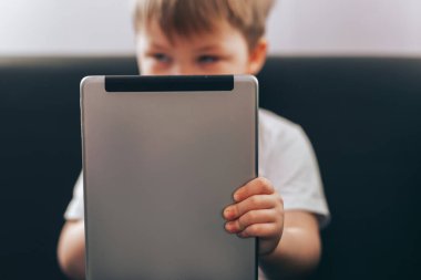 Tabletli küçük çocuk.