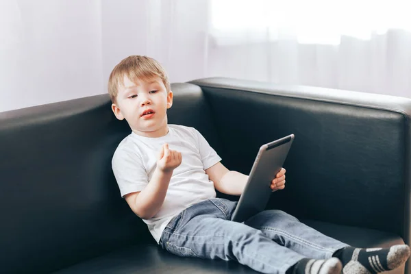 Niño pequeño con una tableta — Foto de Stock
