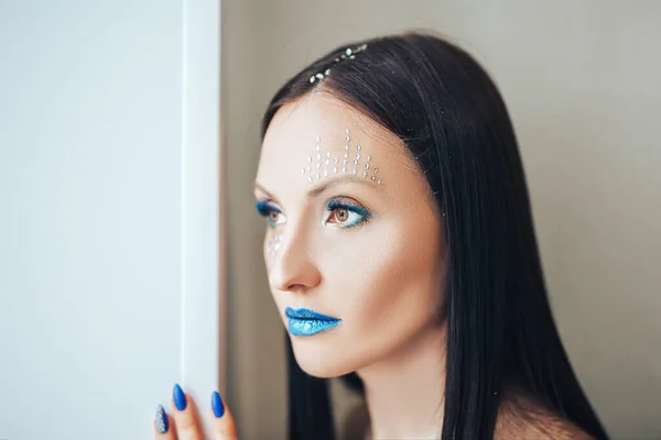 Maquiagem incomum lábios azuis pestanas azuis — Fotografia de Stock