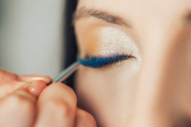 Alışılmadık makyaj mavi dudaklar mavi kirpikler