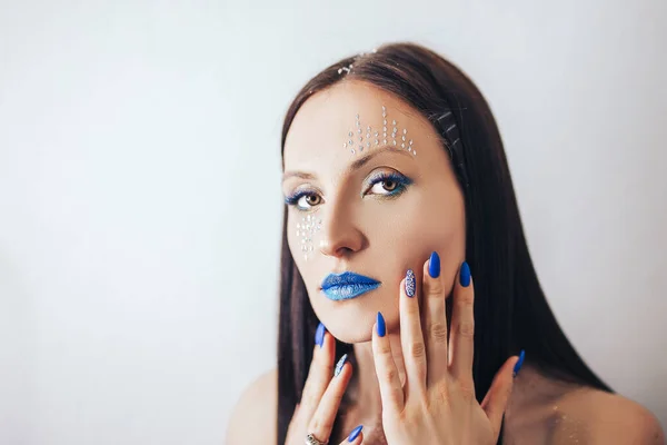 unusual makeup blue lips blue eyelashes