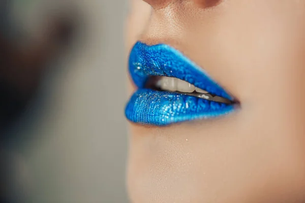 Необычный макияж голубые губы голубые ресницы — стоковое фото