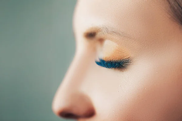 Maquiagem incomum lábios azuis pestanas azuis — Fotografia de Stock