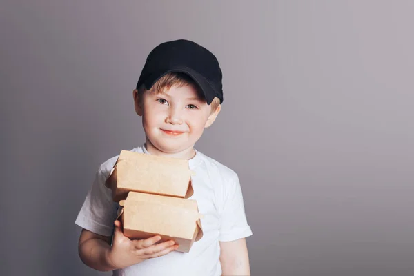 Hermoso niño sosteniendo cajas en las manos — Foto de Stock