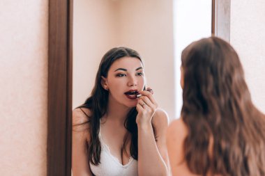 Genç güzel kız makyaj yapıyor.