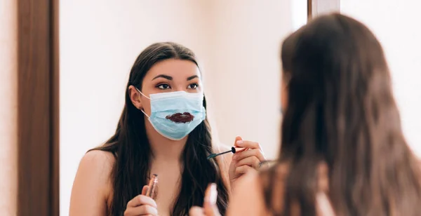 Fiatal Gyönyörű Szexi Lány Teszi Make Orvosi Maszk Tükör Mindig — Stock Fotó